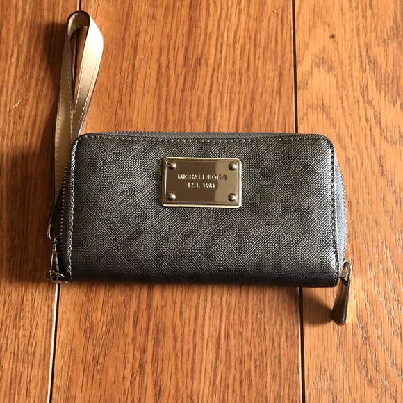 Michael Kors Handbags - Michael Kors Wristlet
